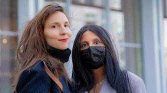 Maître Pauline Rongier et Khadija devant le tribunal de Paris