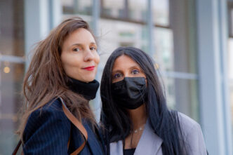 Maître Pauline Rongier et Khadija devant le tribunal de Paris