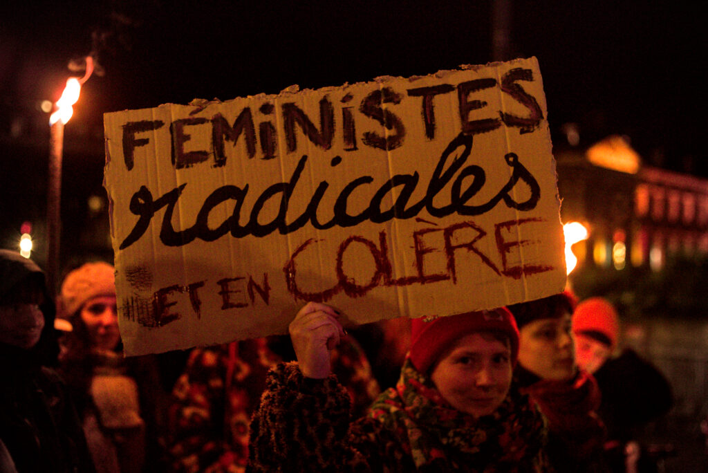 Pancarte "Féministes radicales et en colère"