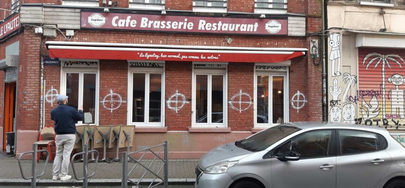 Façade du bar Le Lyautey, attaqué par l'extrême-droite avec des croix celtiques sur la devanture.