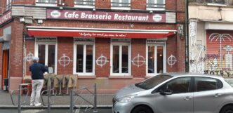 Façade du bar Le Lyautey, attaqué par l'extrême-droite avec des croix celtiques sur la devanture.