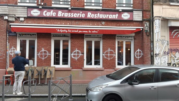 Façade du bar Le Lyautey, attaqué par l'extrême-droite avec des croix celtiques sur la devanture.