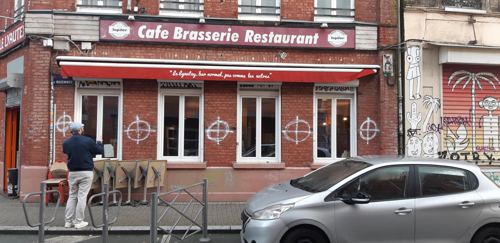 Façade du bar Le Lyautey, attaqué par l'extrême-droite avec des croix celtiques sur la devanture.