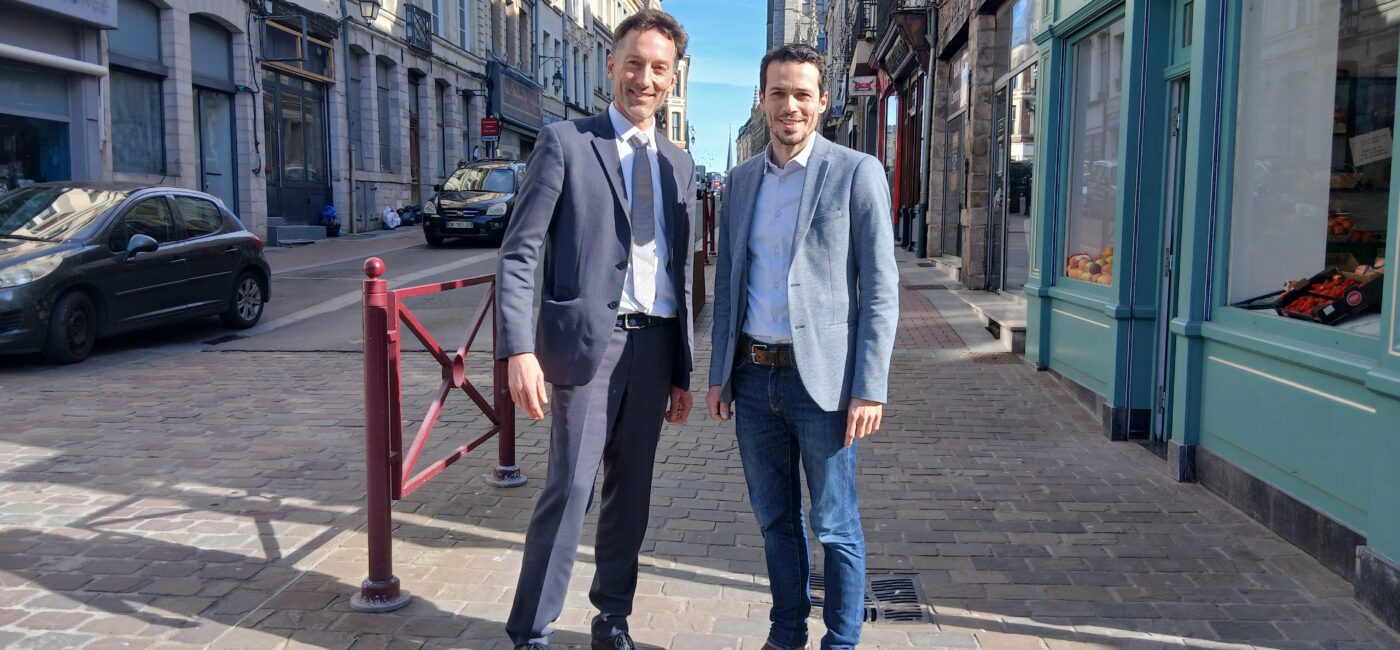 A gauche, Frédéric Chéreau, à droite, François Guiffard, devant le beffroi de Douai.