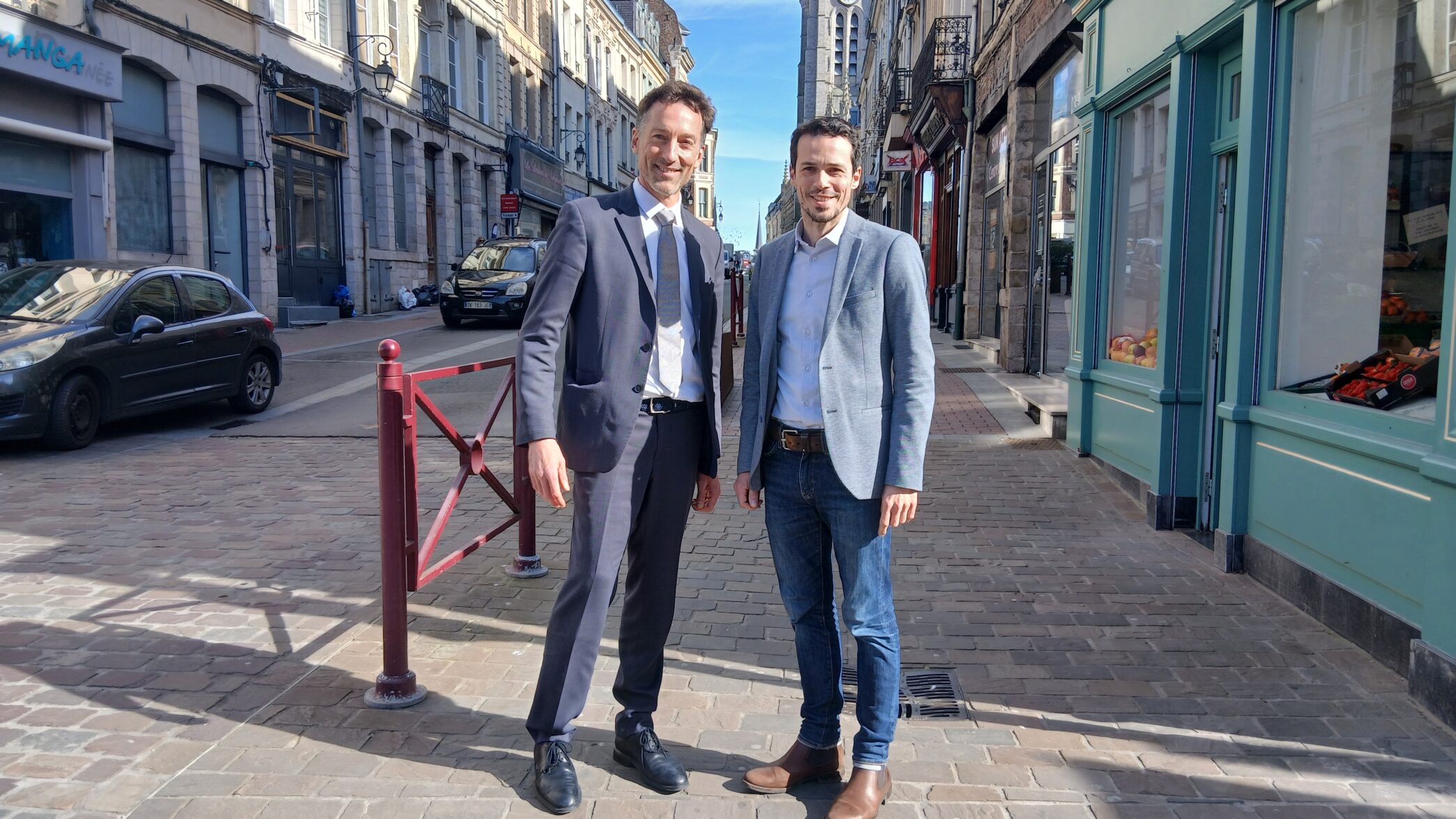 A gauche, Frédéric Chéreau, à droite, François Guiffard, devant le beffroi de Douai.
