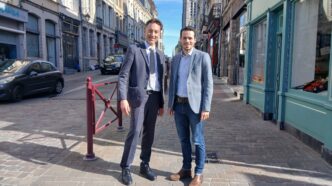 A gauche, Frédéric Chéreau, à droite, François Guiffard, devant le beffroi de Douai.