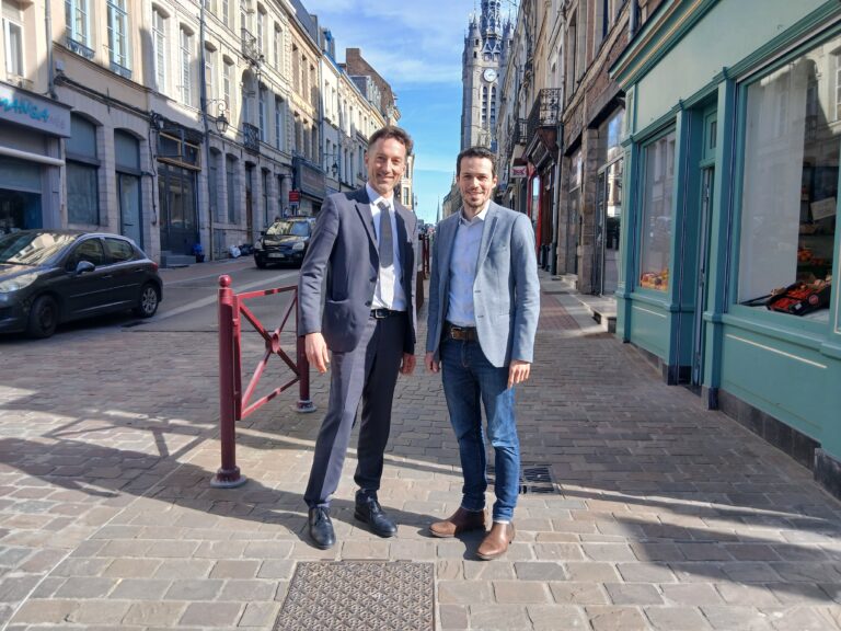 A gauche, Frédéric Chéreau, à droite, François Guiffard, devant le beffroi de Douai.