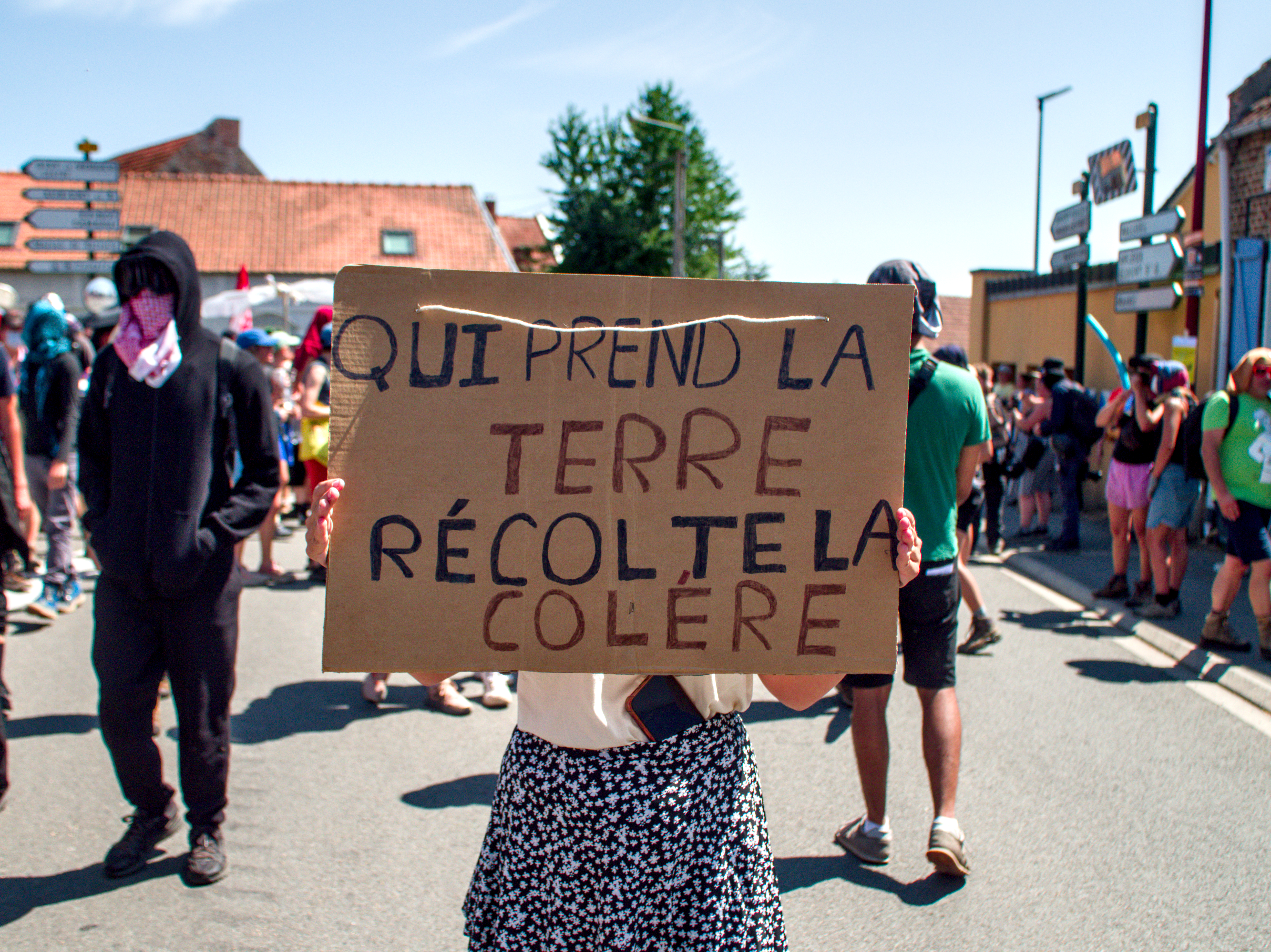 Pancarte "Qui prend la terre, récolte la colère"