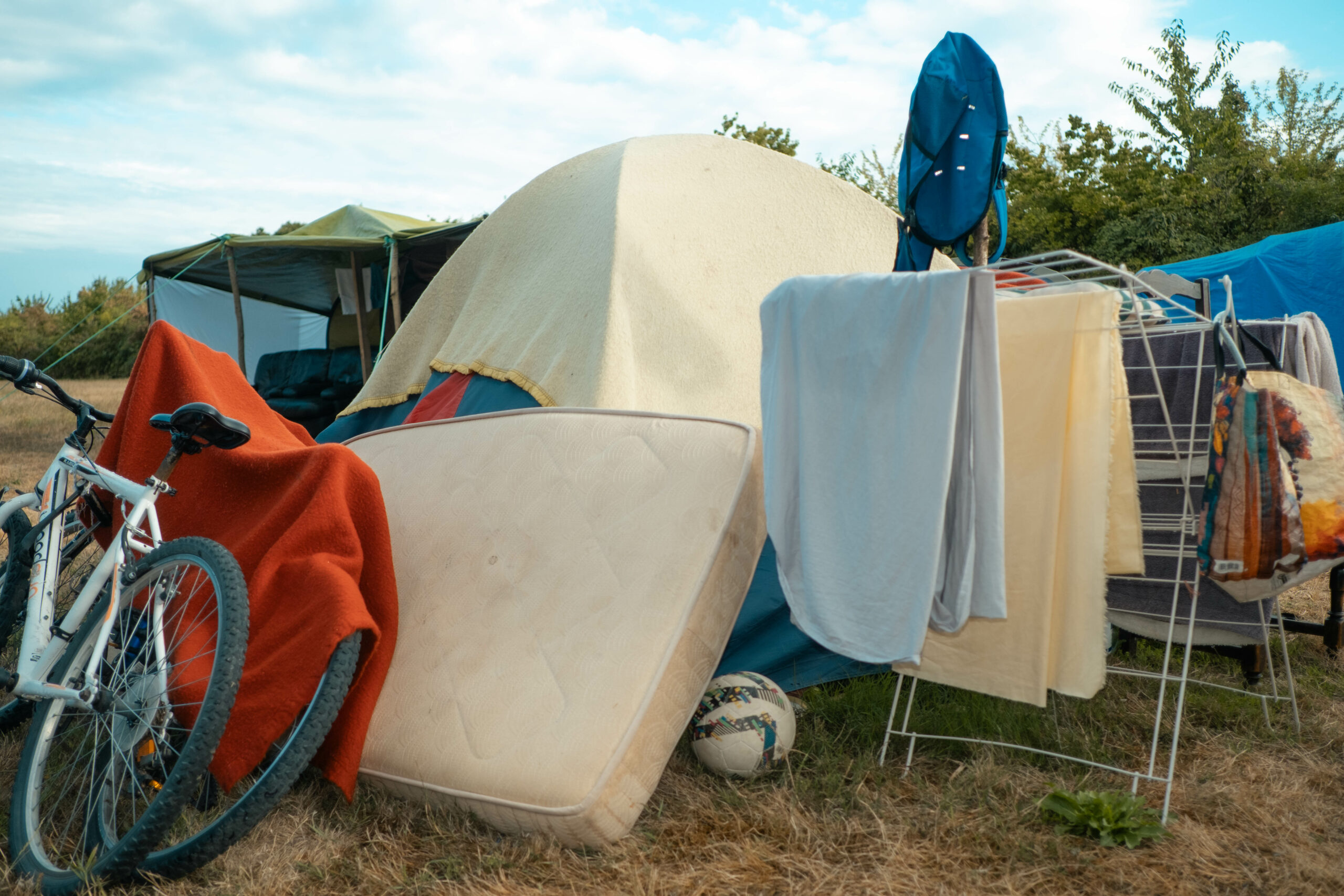 Rennes, 21 Aout 2026. Le camps de Beauregard abrite aujourd'hui plus d'une centaine de personnes, principallment des familles.Photographie par Quentin Bonadé-Vernault pour Espace
