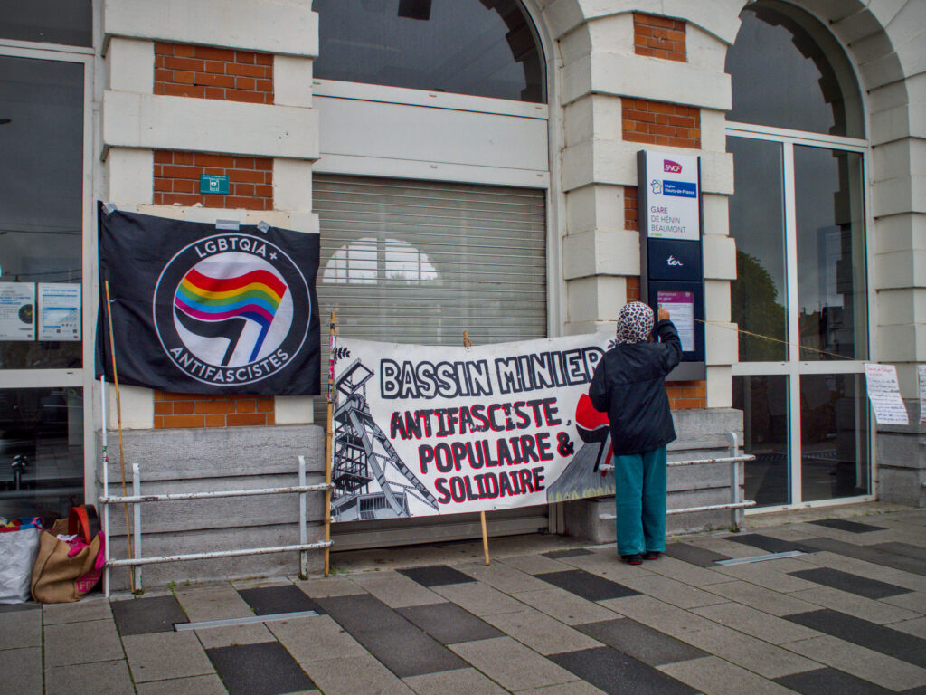Banderoles et drapeaux antifascistes devant les entrées fermées de la gare.