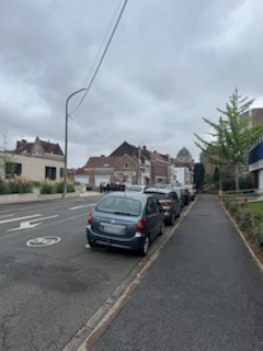Devant le théâtre de l'Escapade, c'est bien vide. Y'a 3 voitures sur le parking, mais voilà quoi.