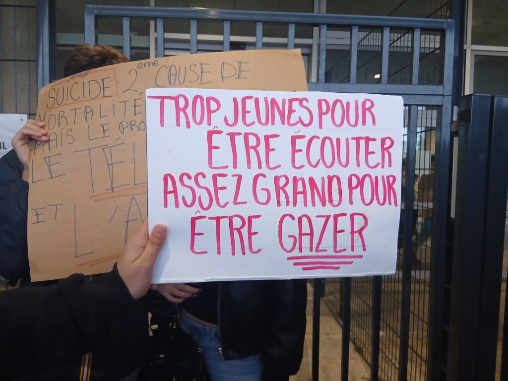 Pancarte : "Trop jeunes pour être écouter, assez grand pour être gazer"