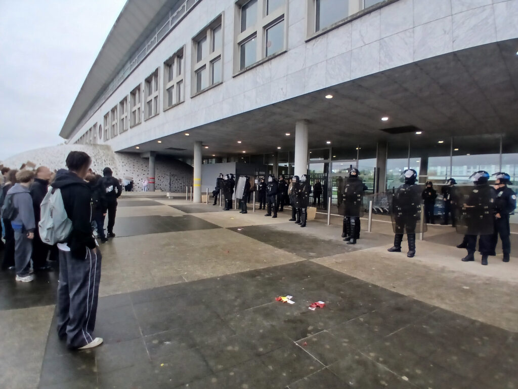Policiers présents en nombre devant l'entrée du lycée.