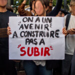 Une élève porte une pancarte "On a un avenir à construire, pas à subir"