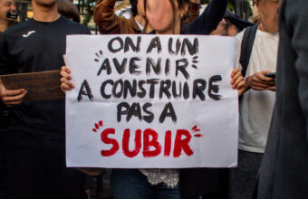 Une élève porte une pancarte "On a un avenir à construire, pas à subir"