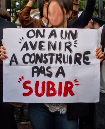 Une élève porte une pancarte "On a un avenir à construire, pas à subir"