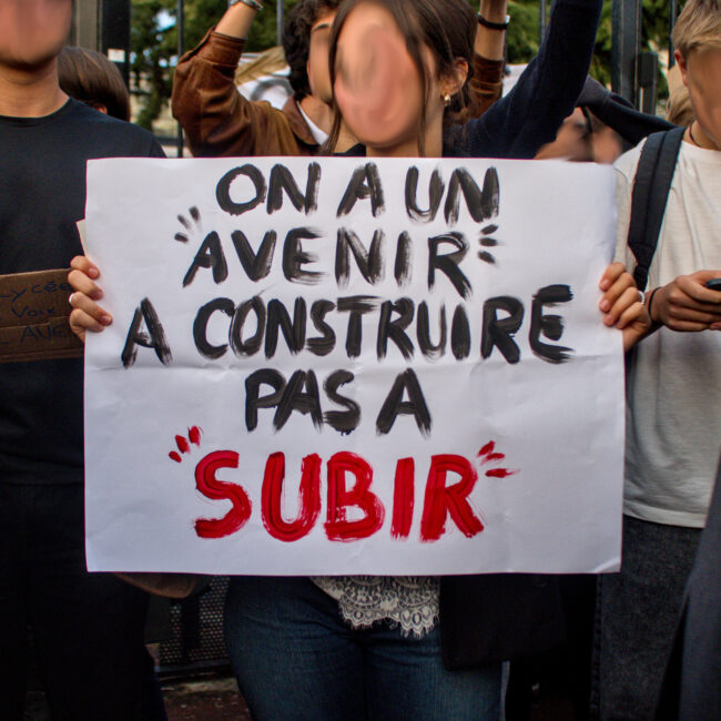 Une élève porte une pancarte "On a un avenir à construire, pas à subir"